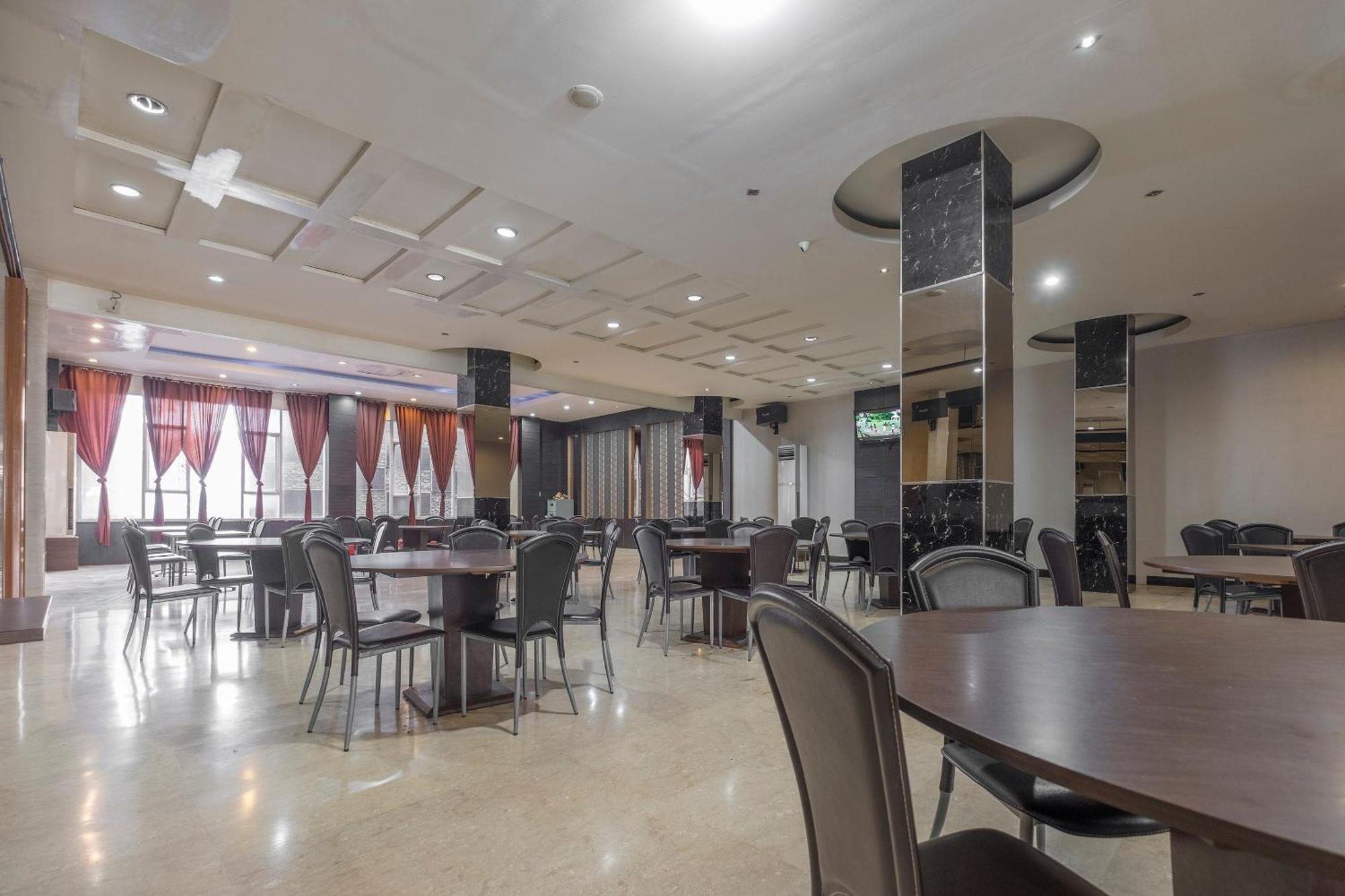 Oyo 1081 Allson City Hotel Macasar Exterior foto